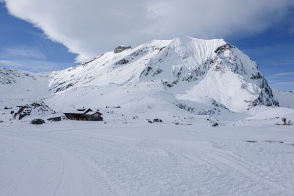 Une boucle par un haut-plateau enneigé