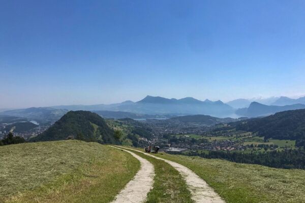 Simpatica escursione per la famiglia attraverso un paesaggio di drumlin