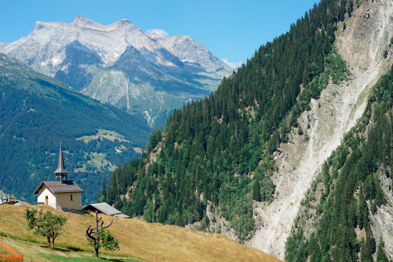 Blick in das Haupttal der Surselva und den Abschluss des Val Sumvitg am Ende der Wanderung.