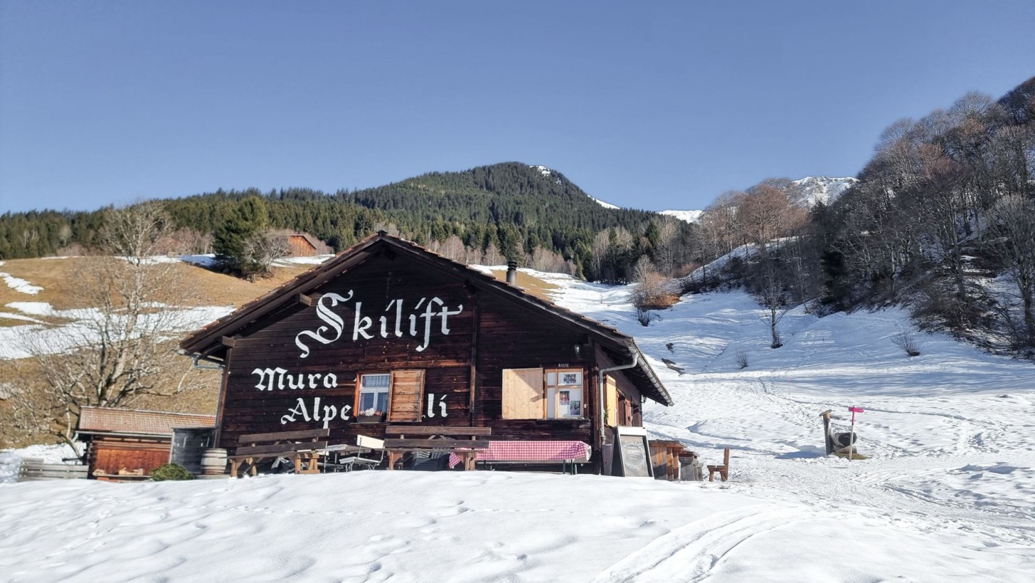 L’ancienne cabane de départ du téléski est devenue un charmant bistrot.