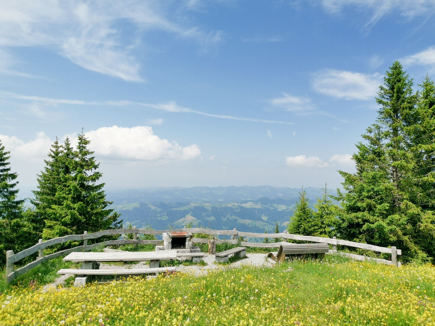 Un luogo di sosta estremamente piacevole: Beichlengfäl con veduta sulle colline dell’Emmental.