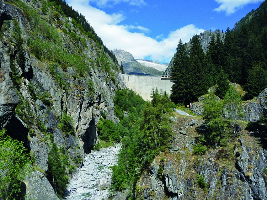 Vue sur le barrage de Gebidem depuis le pont de la Massa.
Photos: Werner Forrer