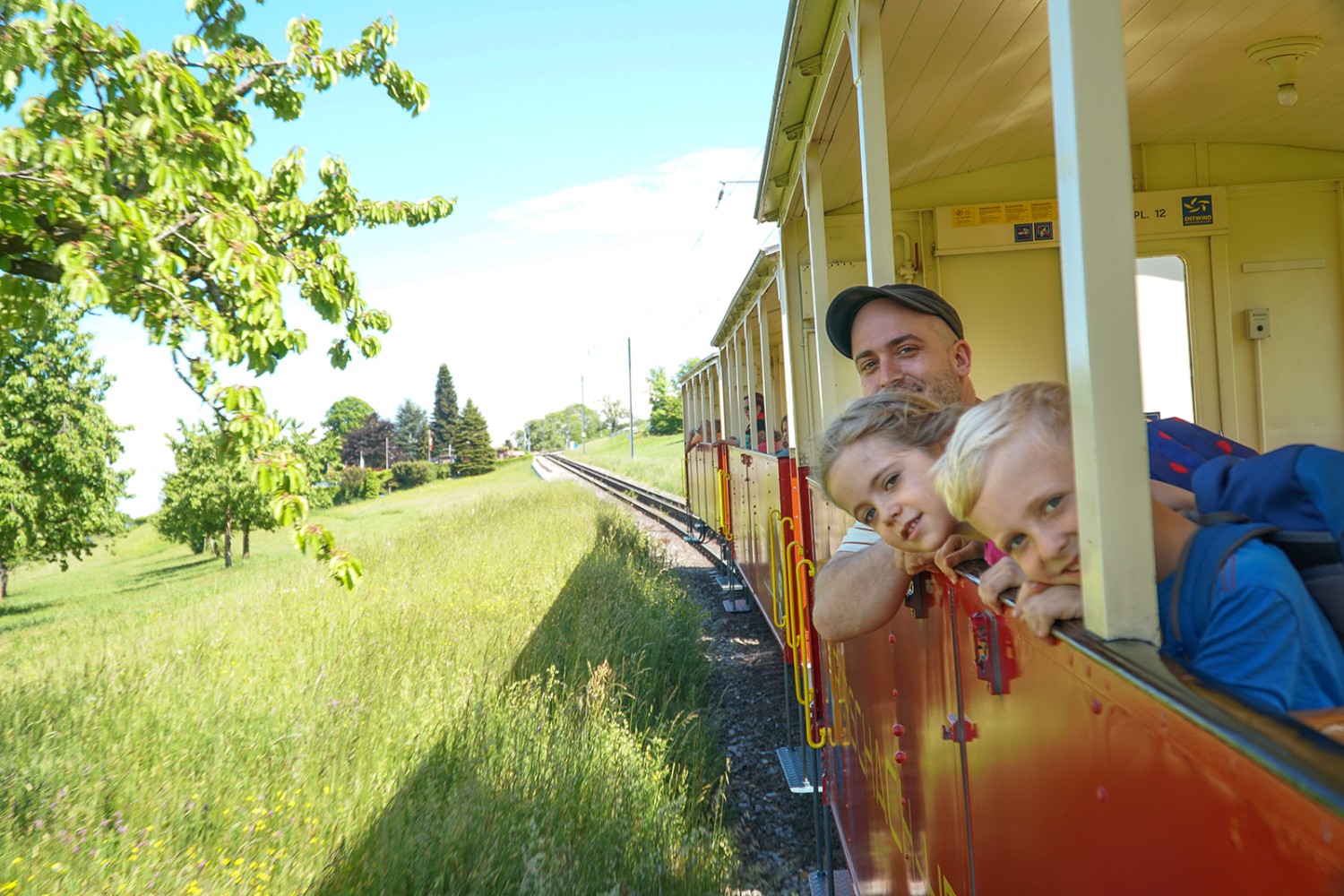 Les enfants peuvent monter à bord du train à crémaillère, une belle récompense.
