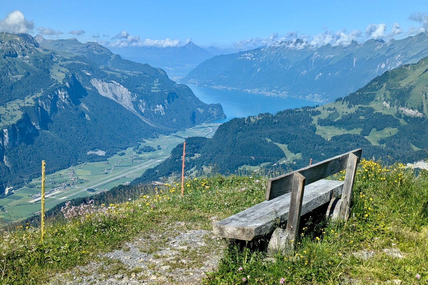Juste avant le sommet du Gibel, une aire panoramique offre une vue plongeante sur le lac de Brienz.
