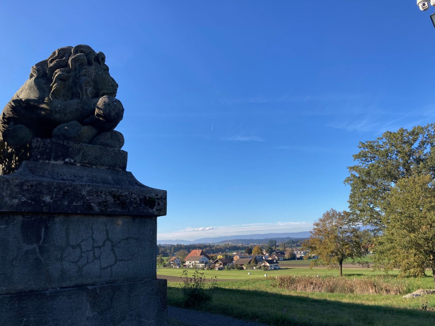 Le chemin de randonnée passe à côté de l’établissement pénitentiaire de Hindelbank, dont l’entrée est flanquée d’un lion.