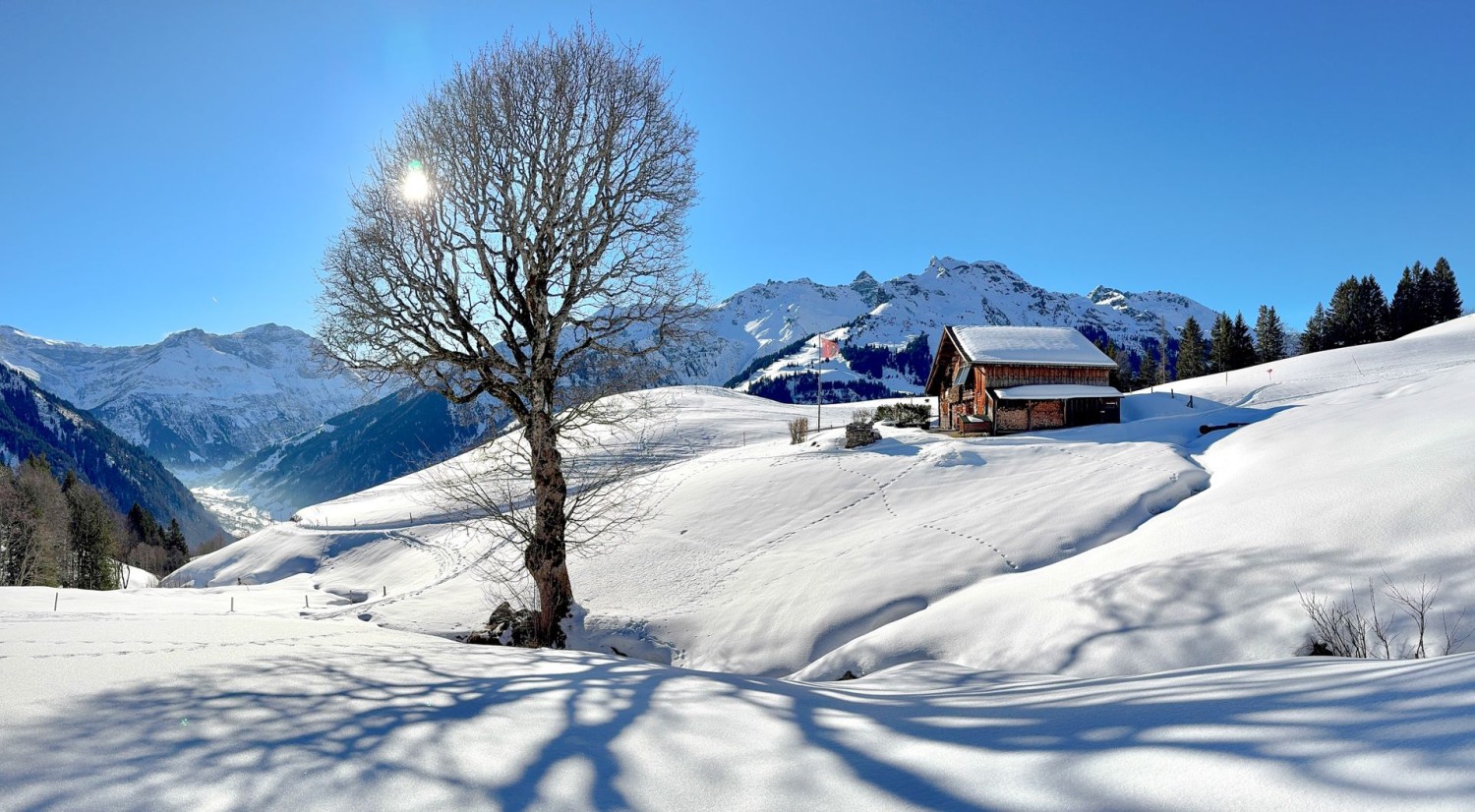 Près d’Engisböden. Derrière la maison, la région du Charenstock et du Gandstock