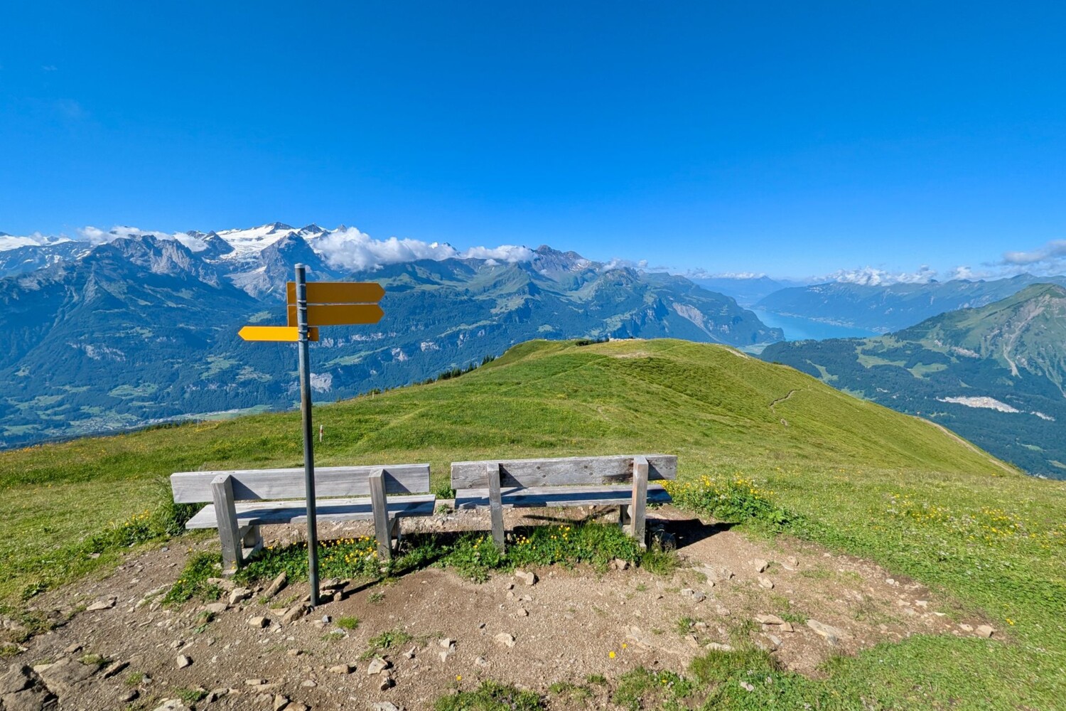 Deux bancs permettent de profiter de la vue au sommet du Gibel.