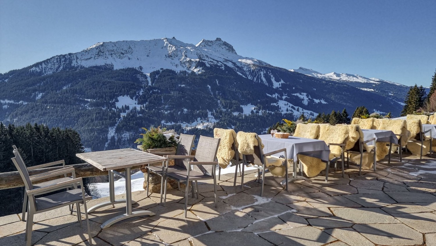 Vue sur le Gotschnagrat depuis la terrasse du Berghaus Alpenrösli