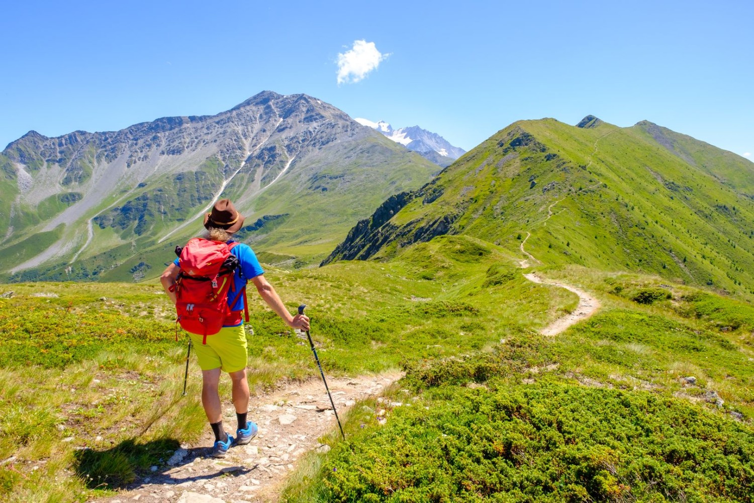 Die Wanderung führt über einen Kamm. Nächstes Ziel ist der Mont Brûlé.