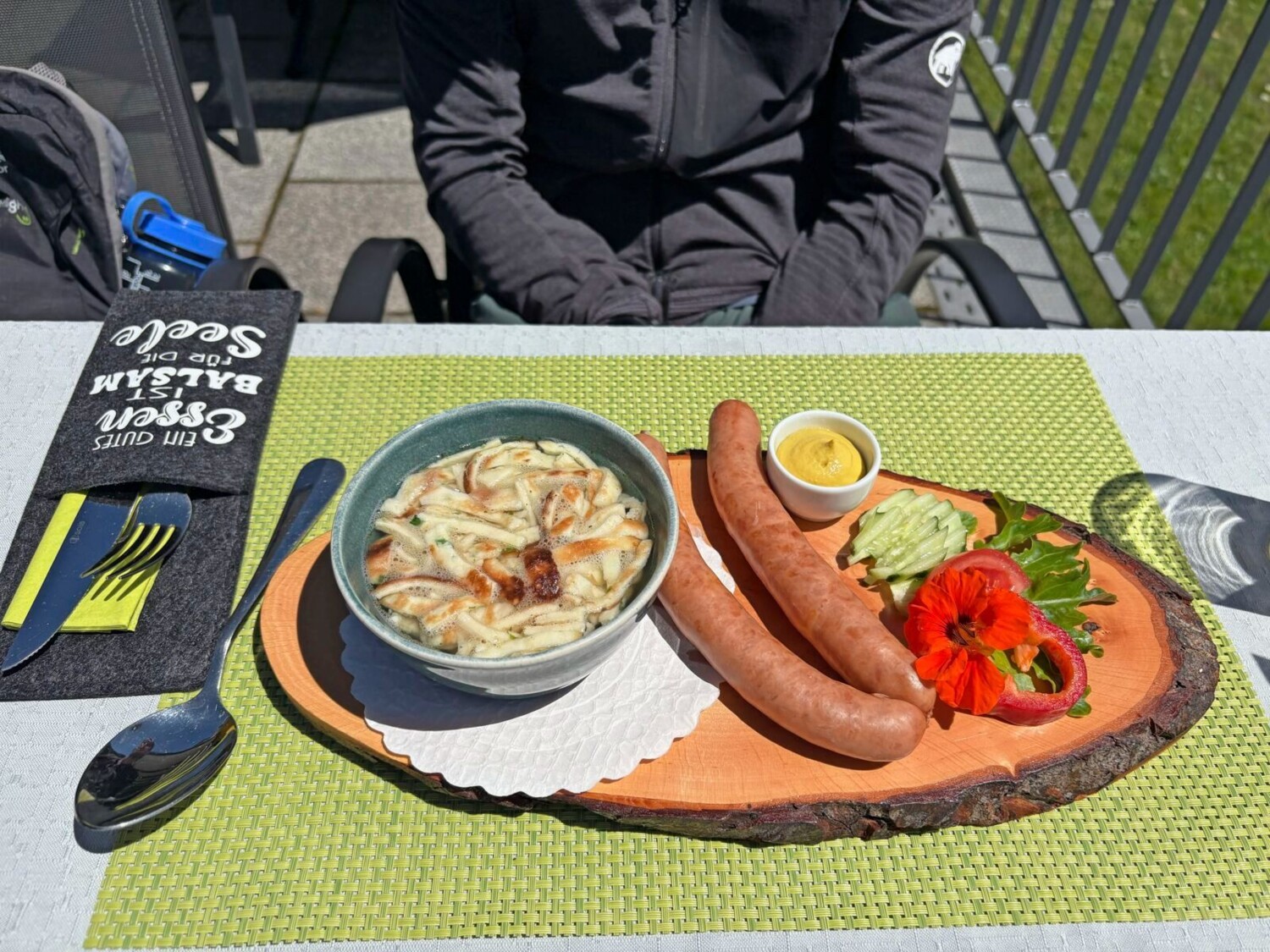 Stärkung im Restaurant Ober Axen.