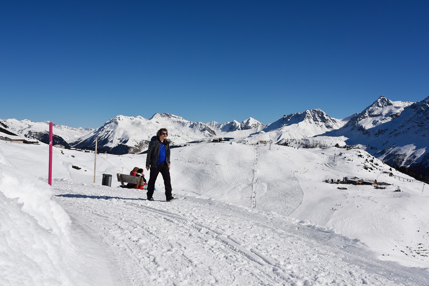 Sanft steigend wandert es sich Richtung Restaurant Alpenblick. 
Bilder: Peter Kleiner
