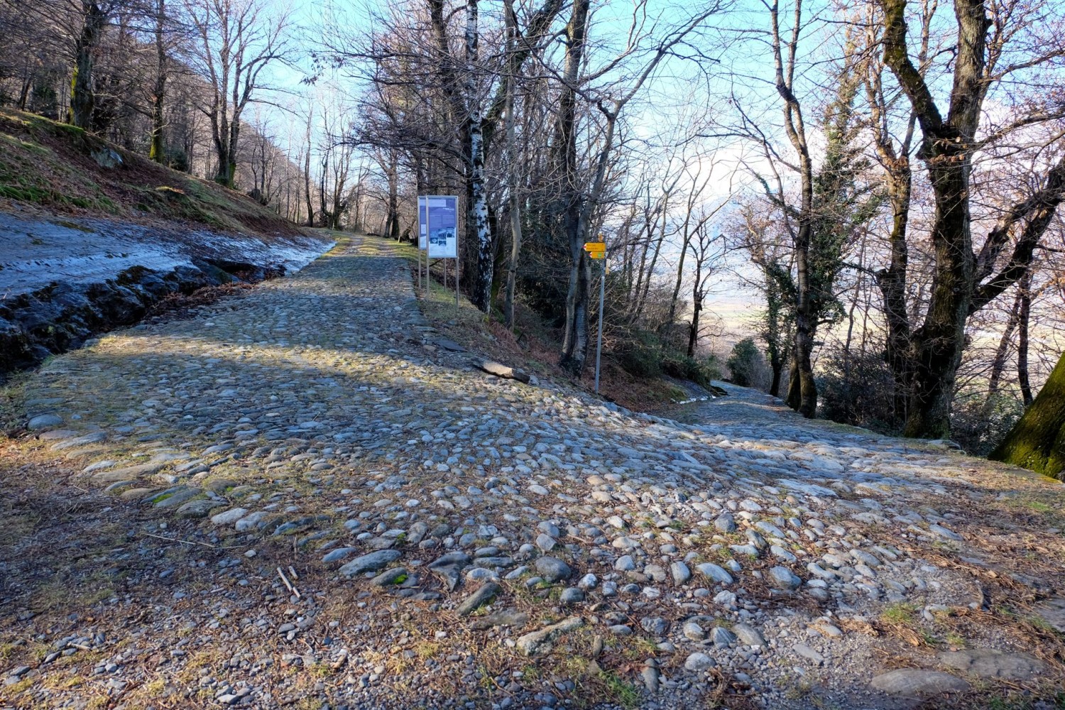 C’est au niveau de ce virage serré que la randonnée quitte la route romaine en direction de Contone.