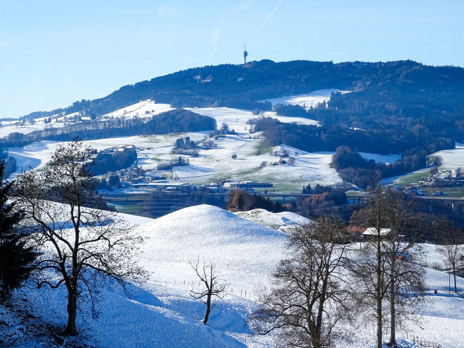 Hinter dem Kame ist im Hintergrund der Gibloux mit seiner Antenne sichtbar.