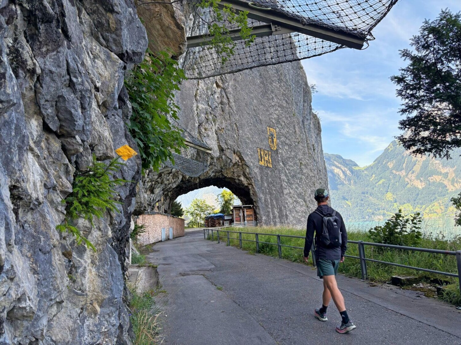 Die Wanderung folgt dem Weg der Schweiz. Am Anfang führt sie noch über Hartbelag.