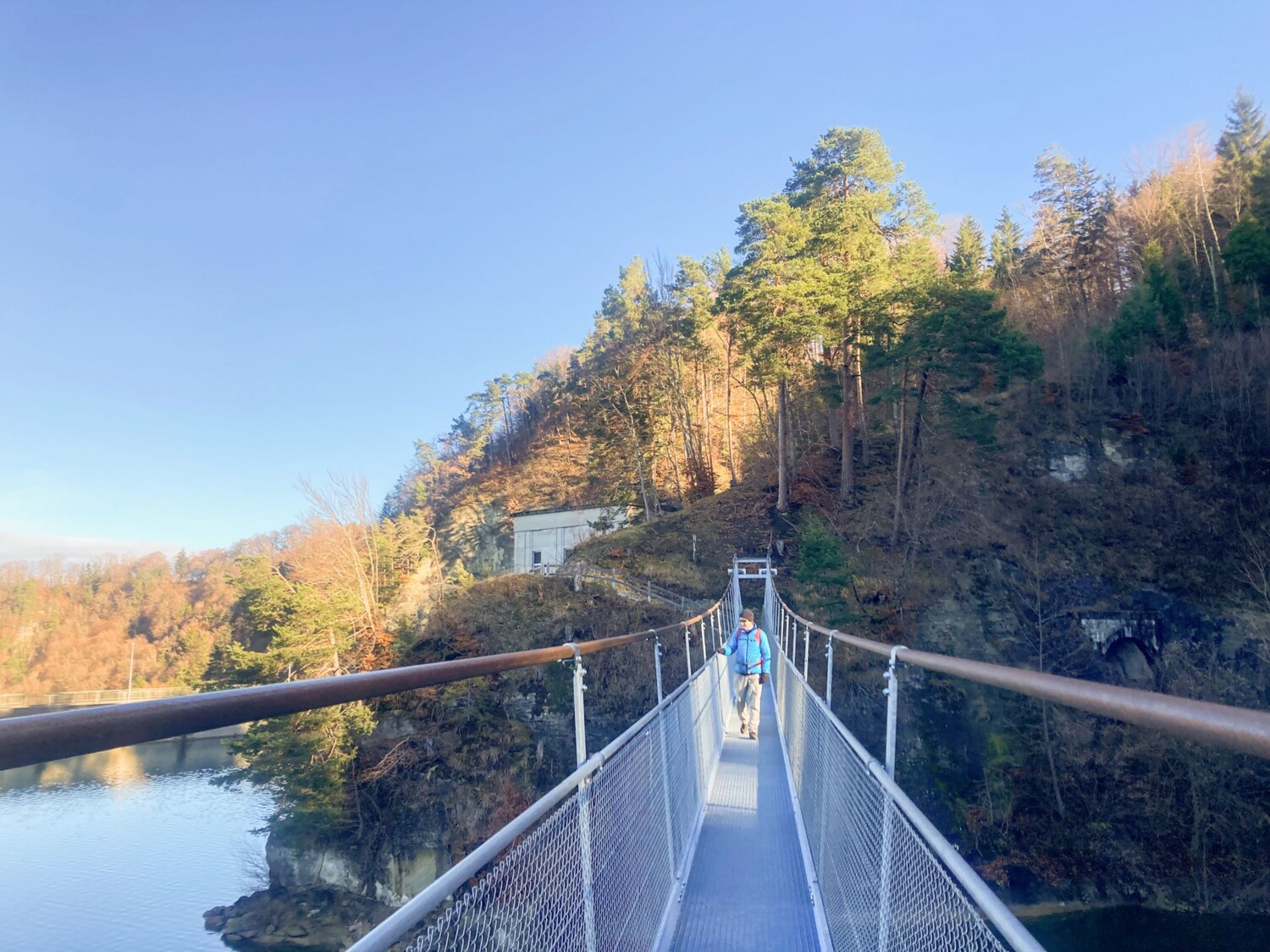 Nachdem man Rossens verlassen hat, führt eine Hängebrücke über eine Bucht des Lac de la Gruyère.