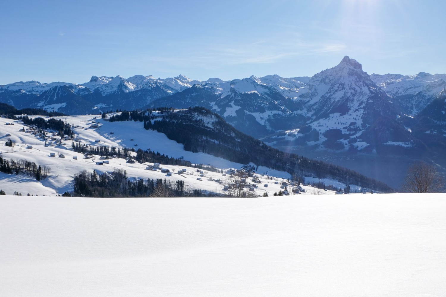 Vue splendide sur la région à habitat dispersé d’Amden et le beau massif du Mürtschenstock