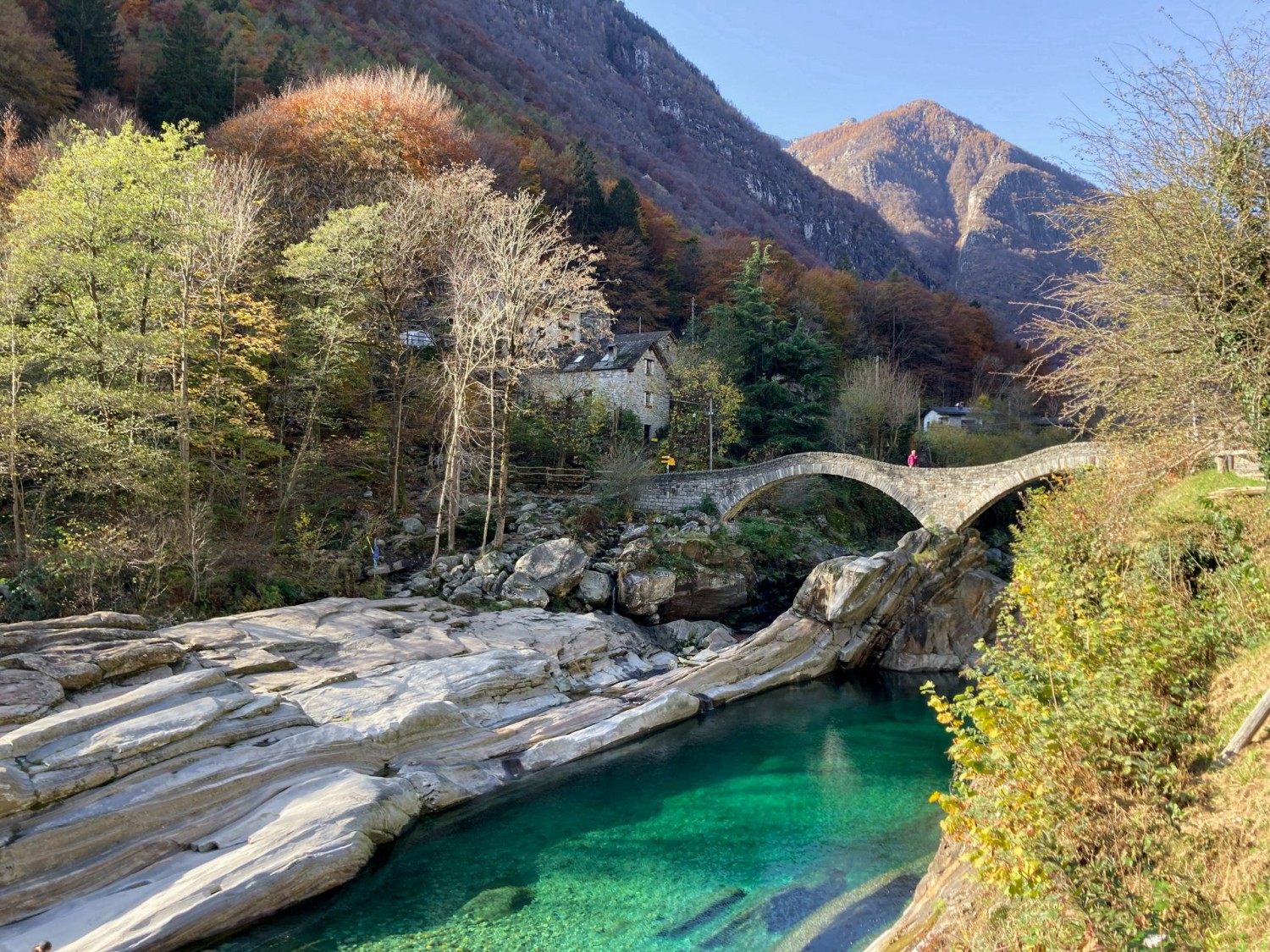 Le célèbre pont aux murs latéraux très bas