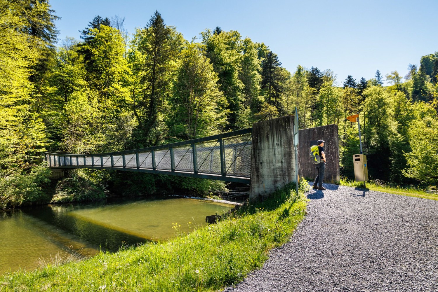 Le pont Schifflibrücke devant Sihlbrugg relie la rive zurichoise de la Sihl au canton de Zoug.
