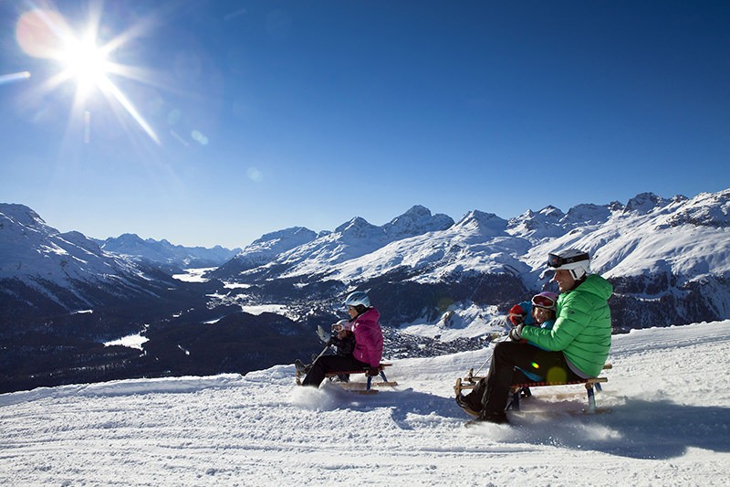 Wer nicht mit der Bahn oder zu Fuss runter will, mietet Schlitten und geniesst die aussichtsreiche Fahrt. 
Bild: swiss-image.ch