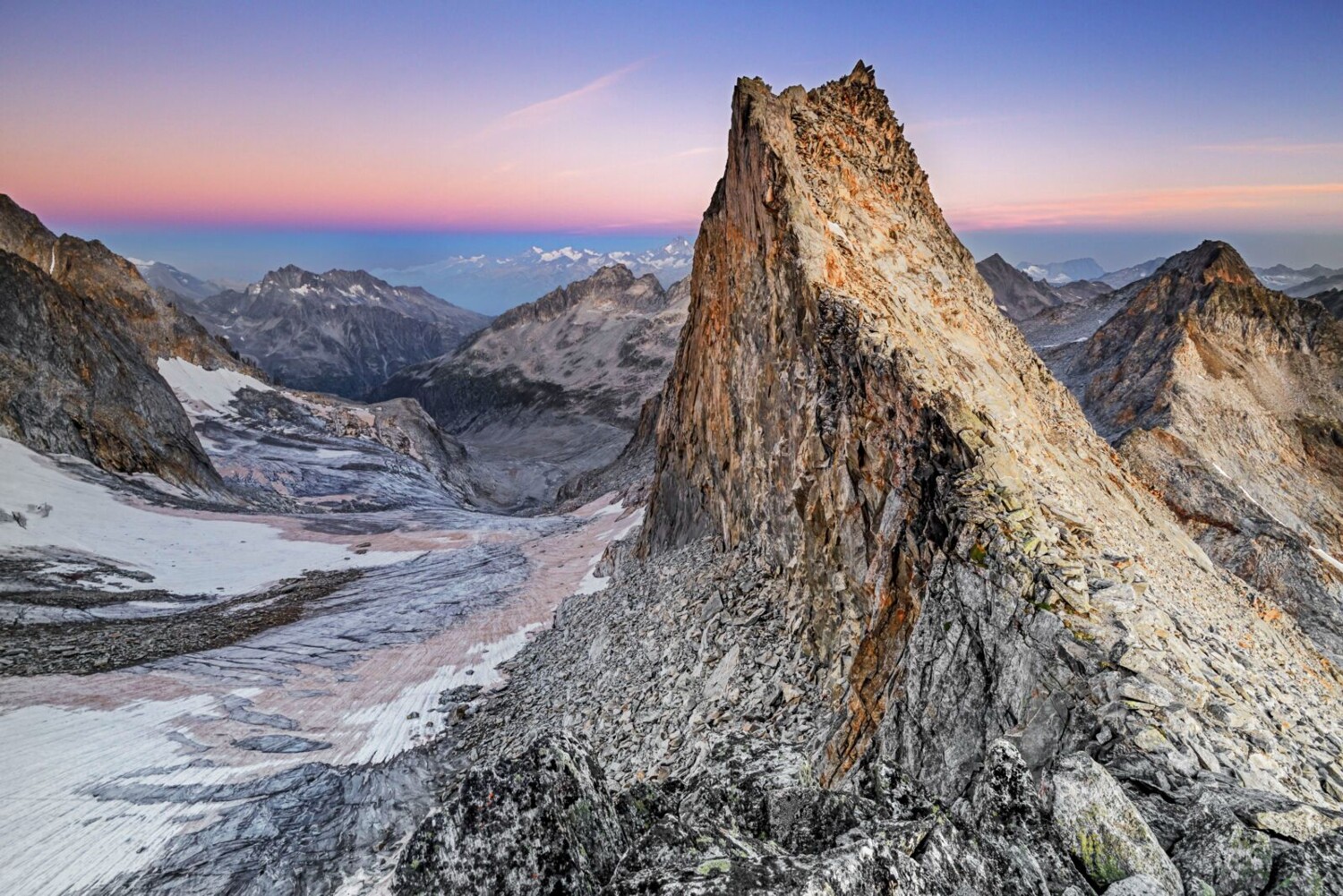 Le jour se lève sur le Witenwasserenstock. Du sable du Sahara recouvre partiellement le Gerengletscher tandis qu’à l’horizon, le phenomène del’ombre de la Terre se détache nettement en bleu.