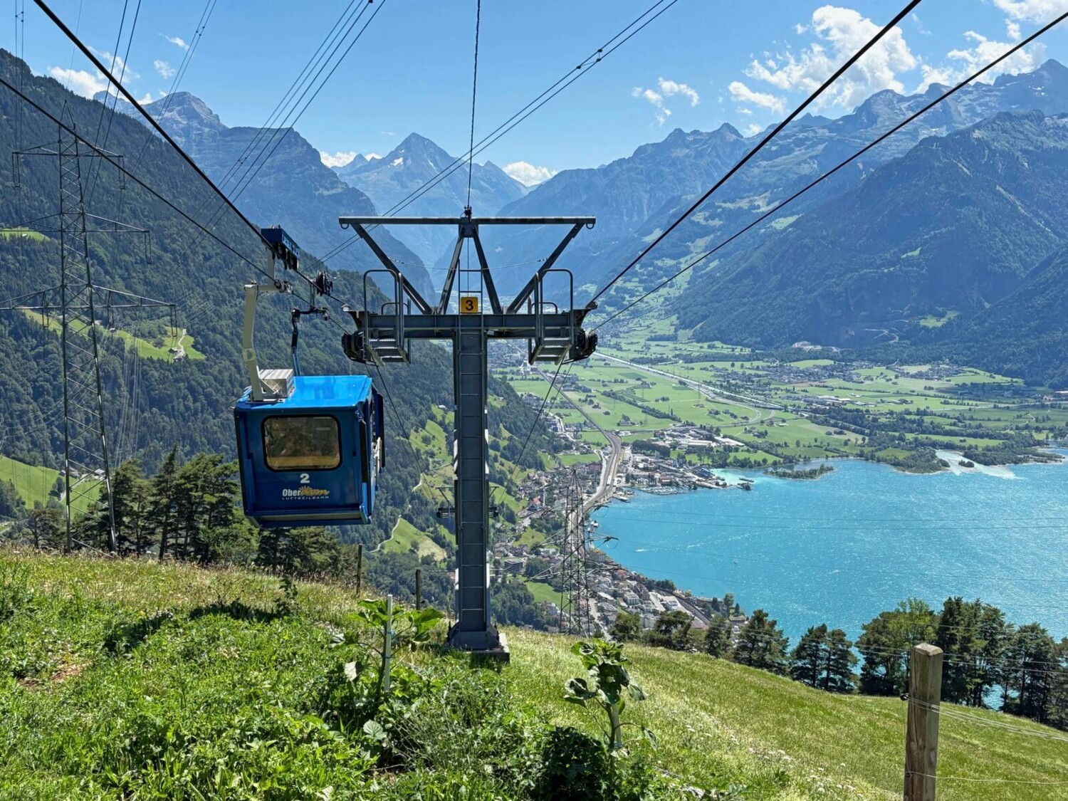 Talfahrt mit dieser kleinen Seilbahn, die vier Personen Platz bietet.