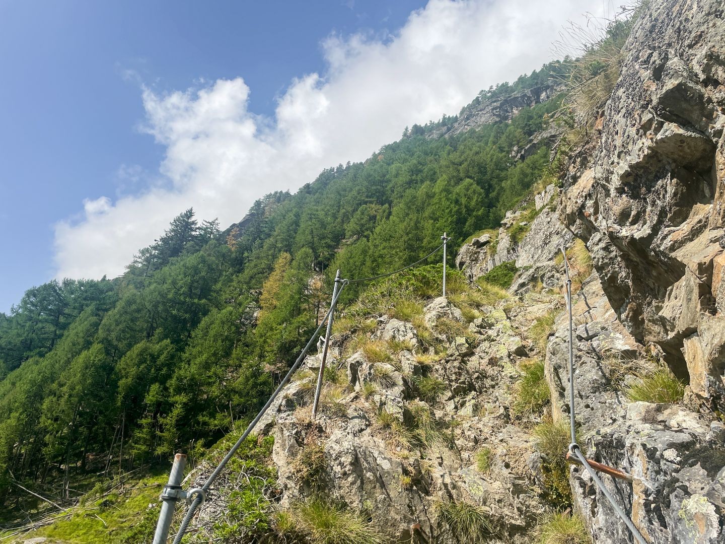 Le chemin est sécurisé par des câbles métalliques à plusieurs endroits.