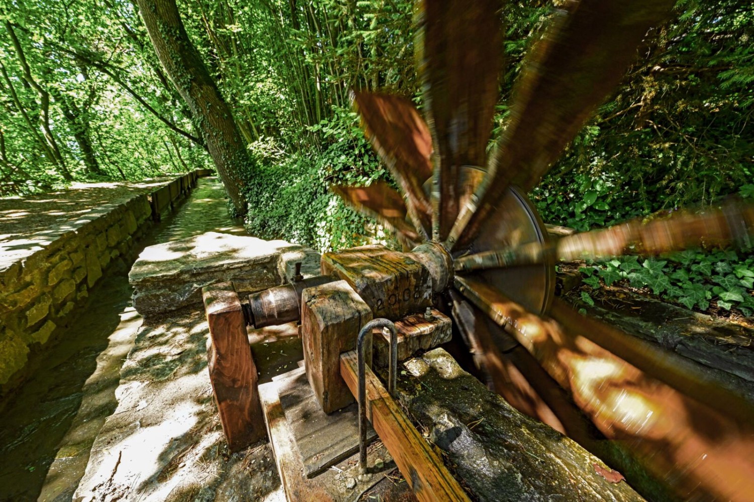Une roue à aubes actionne un marteau. Les coups incessants indiquent que l’eau coule toujours. On entend ainsi de loin si le bisse a une fuite.