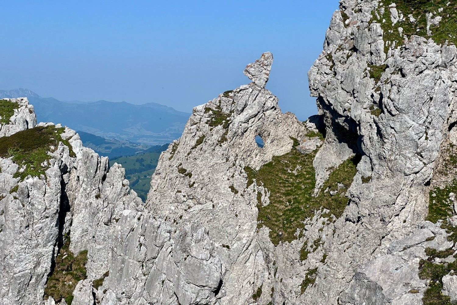 Peu avant d’arriver au sommet, les rochers ont des formes spectaculaires.