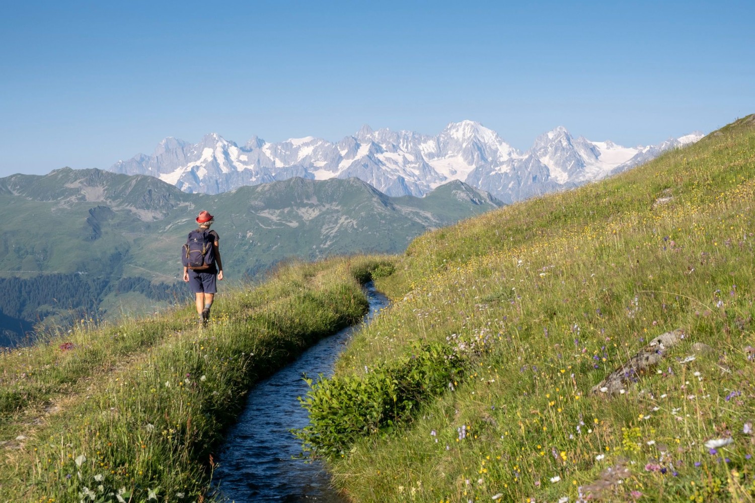 Zu Beginn der Wanderung erinnert die Bisse de Levron an die alpwirtschaftliche Nutzung des Talkessels von La Chaux.