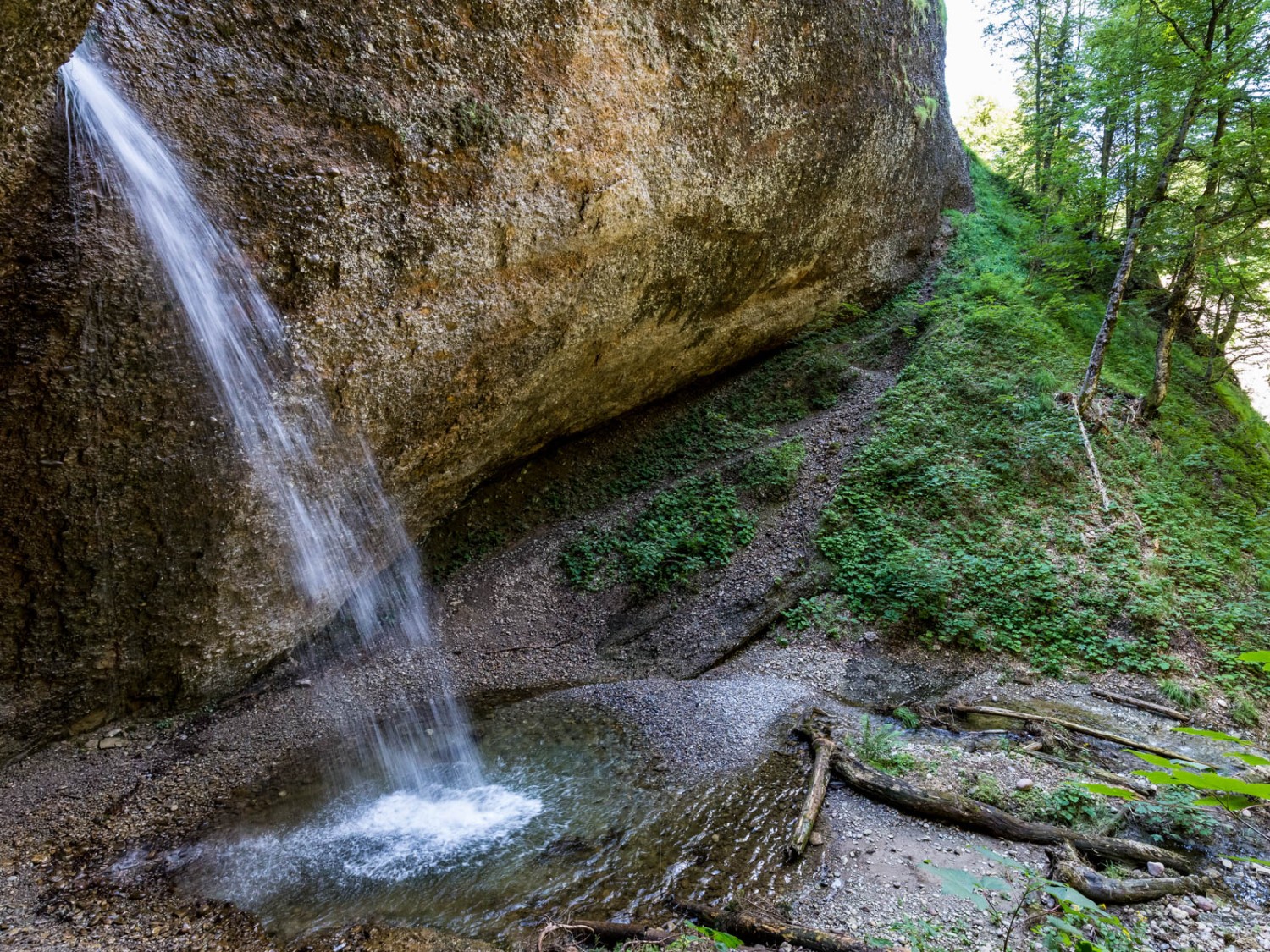 Dans les gorges d’Ofenloch. Le Necker se jette du haut des falaises. 
Photo: Daniel Fleuti