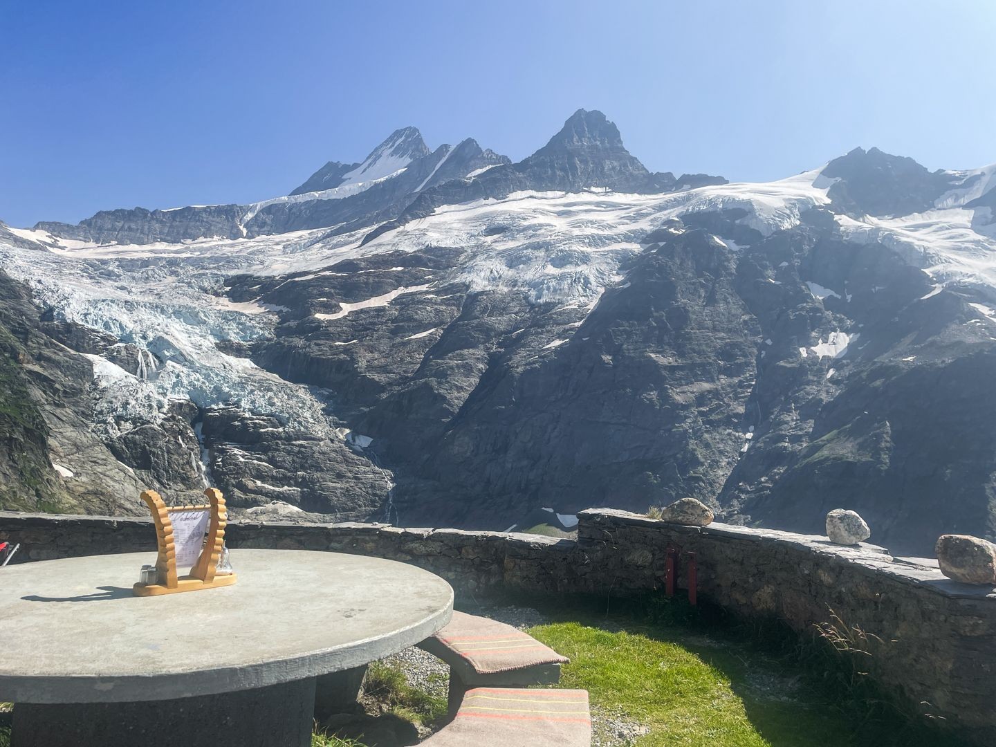 La terrasse de la Glecksteinhütte offre une vue spectaculaire sur les Alpes bernoises.