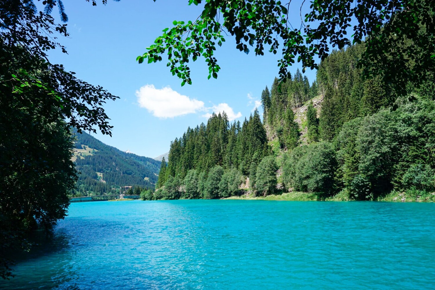 Auf dem Rückweg passiert man den Stausee bei Runcahez.