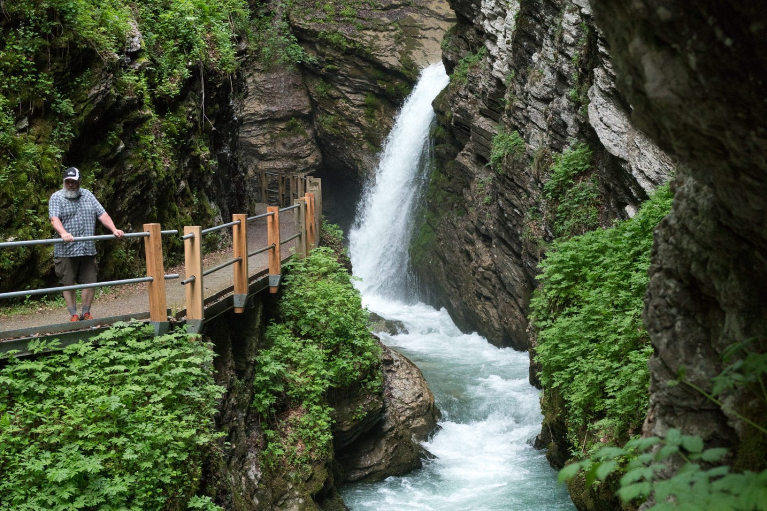 Die Thur drängt sich durch den Fels, der Wanderer sich durch die Schlucht.
