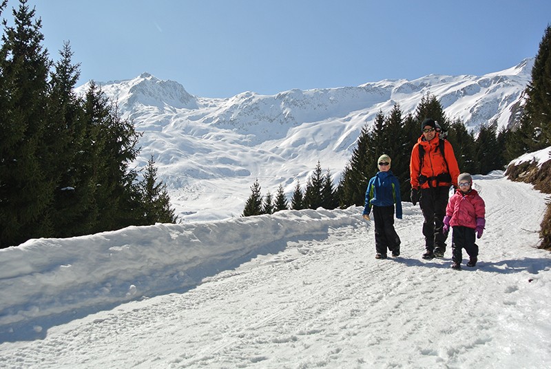 Sonne, Schneeberge und Ruhe prägen den Weg hinauf nach Milez.  
Foto: Nathalie Bürki