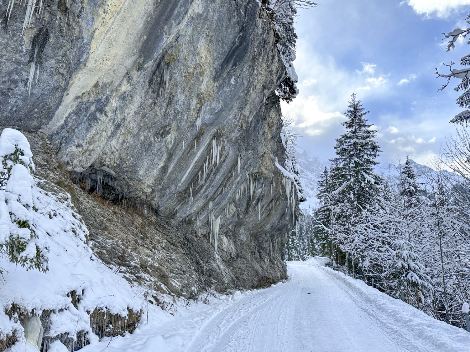 Vorsicht Eisschlag! Von der überhängenden Felswand können Eiszapfen abbrechen. Bild: Thomas Gloor