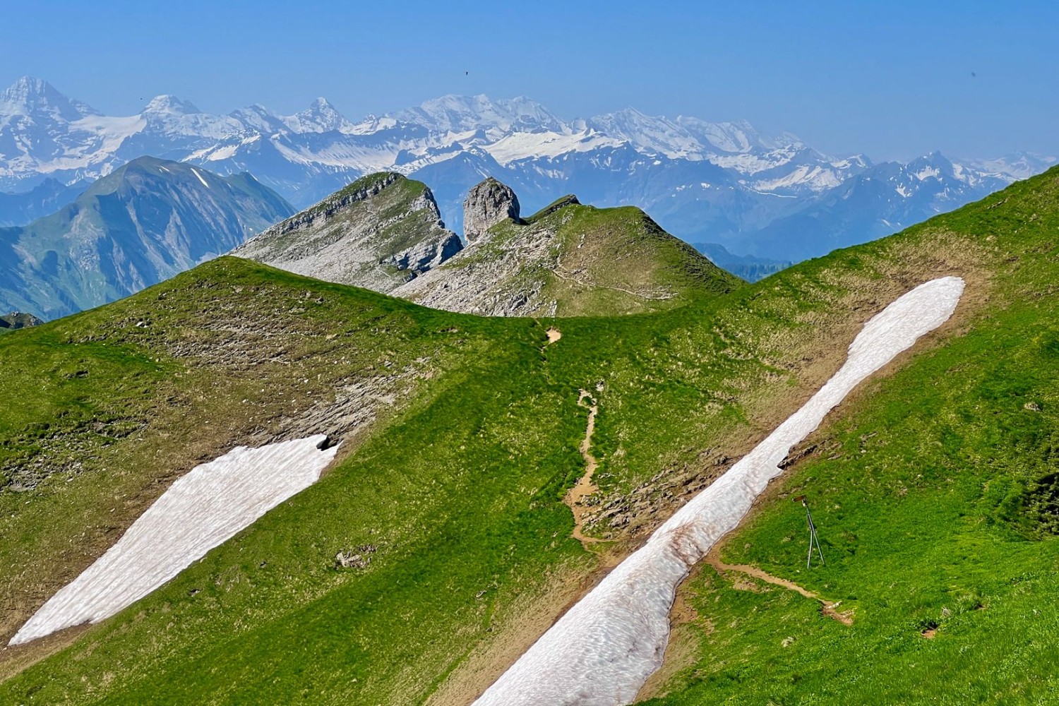 Vue grandiose sur le Schibegütsch et, à l’arrière, les Alpes.