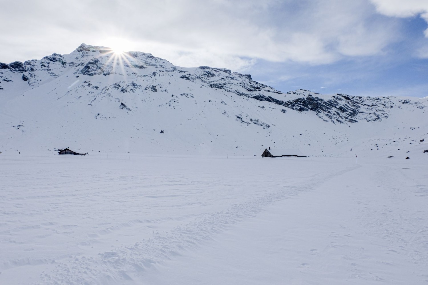 En début d’hiver, le soleil passe tout juste au-dessus du Grossstrubel.