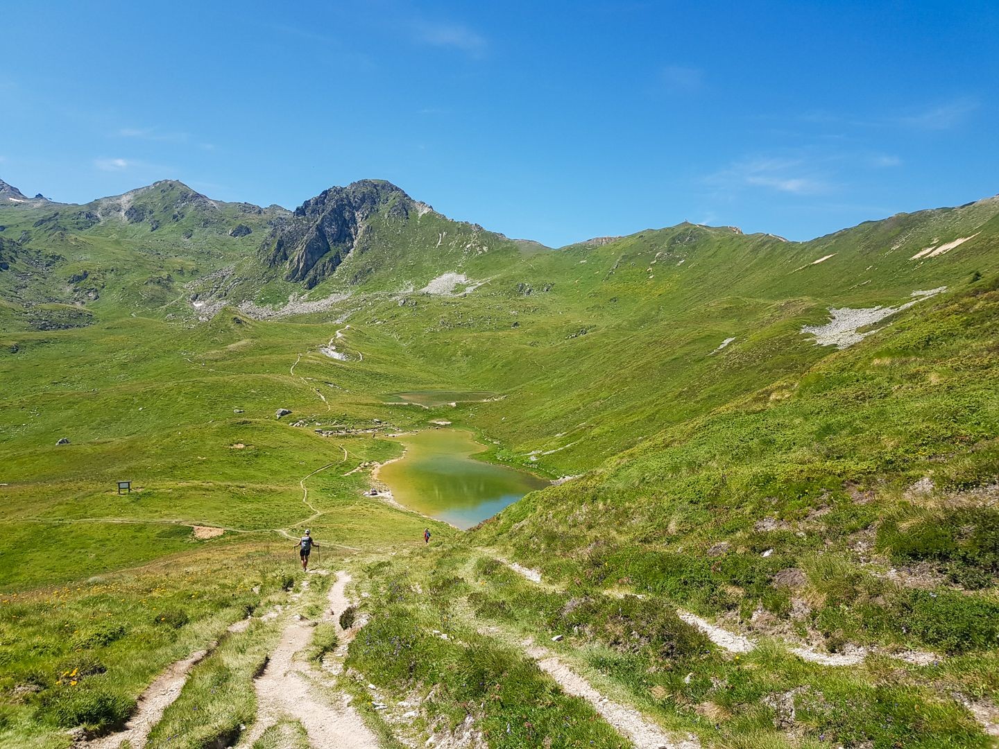 La pause pique-nique est toute proche: descente sur les gouilles d’Essertze, avec le Mont Rouge en toile de fond.