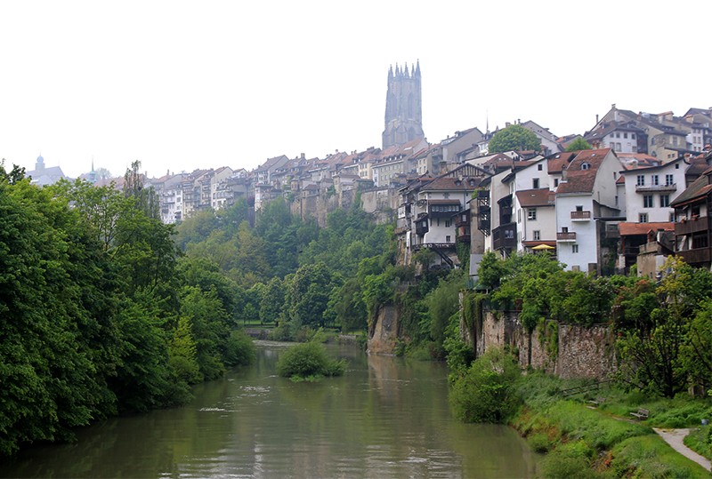 Auf der Mittleren Brücke an der Saane. Freiburg und seine mittelalterliche Stadt mit der Kathedrale. Bild: Elsbeth Flüeler
