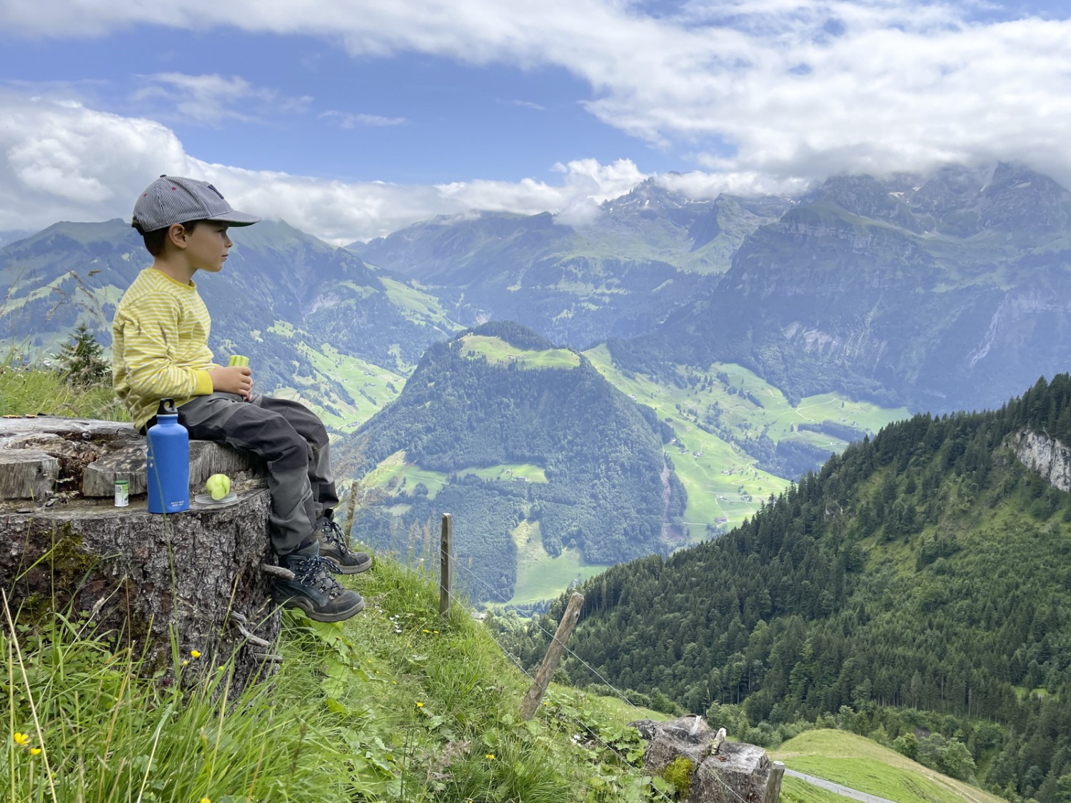 Pique-nique avec vue au-dessus d’Oberalp. Photo: Rémy Kappeler