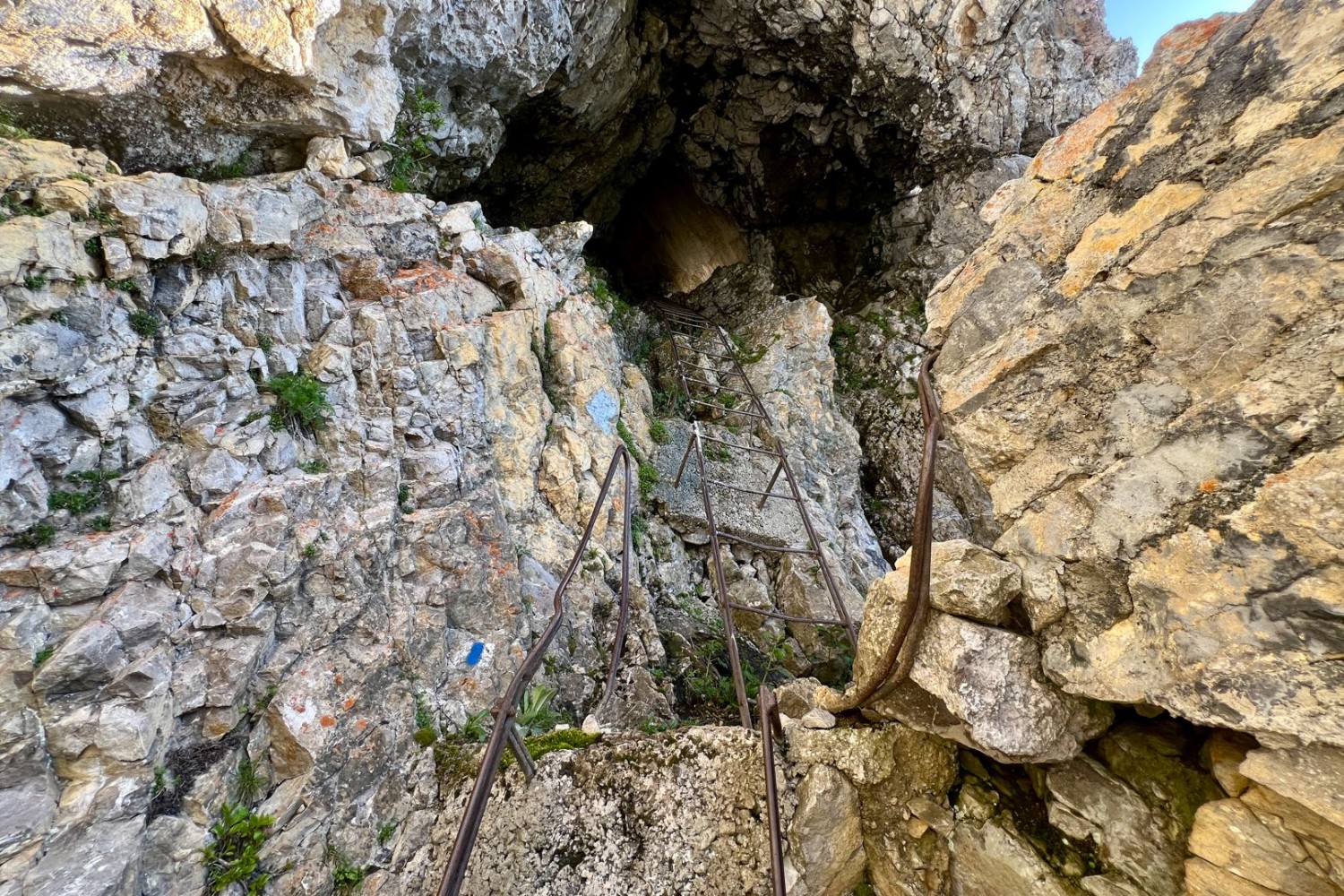 Des échelles dans la forteresse militaire.