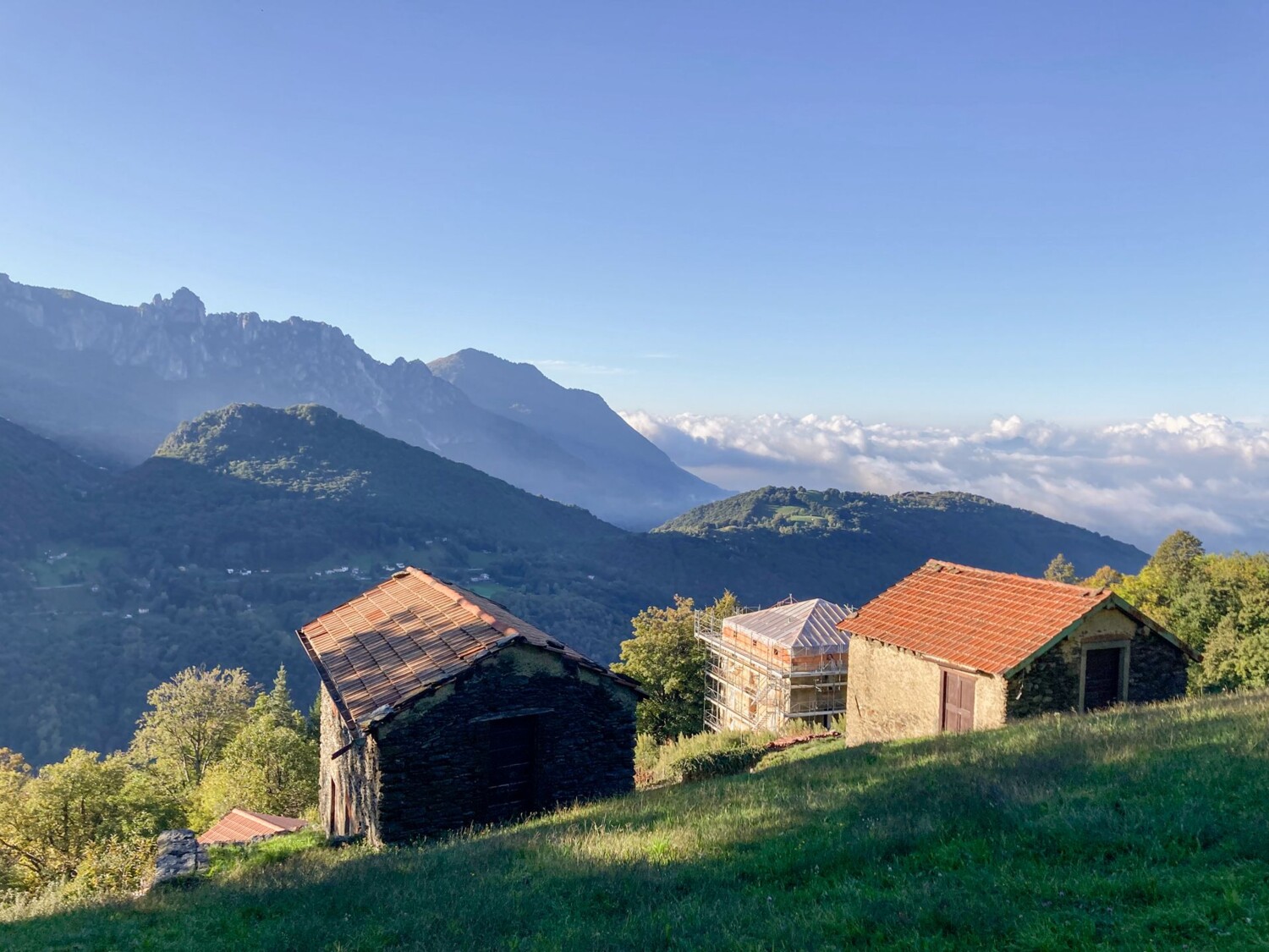 Blick zu den Denti della Vecchia oberhalb von Corticiasca.