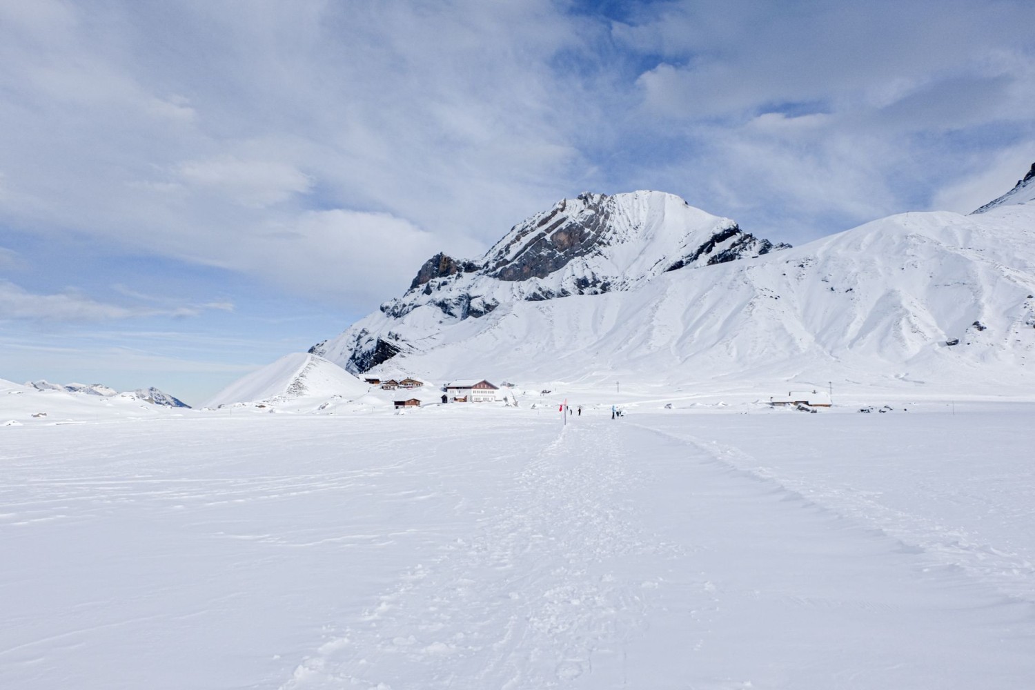 Le Bündistein au second plan. Et, devant lui, les hôtels et restaurants de l’Engstligenalp.