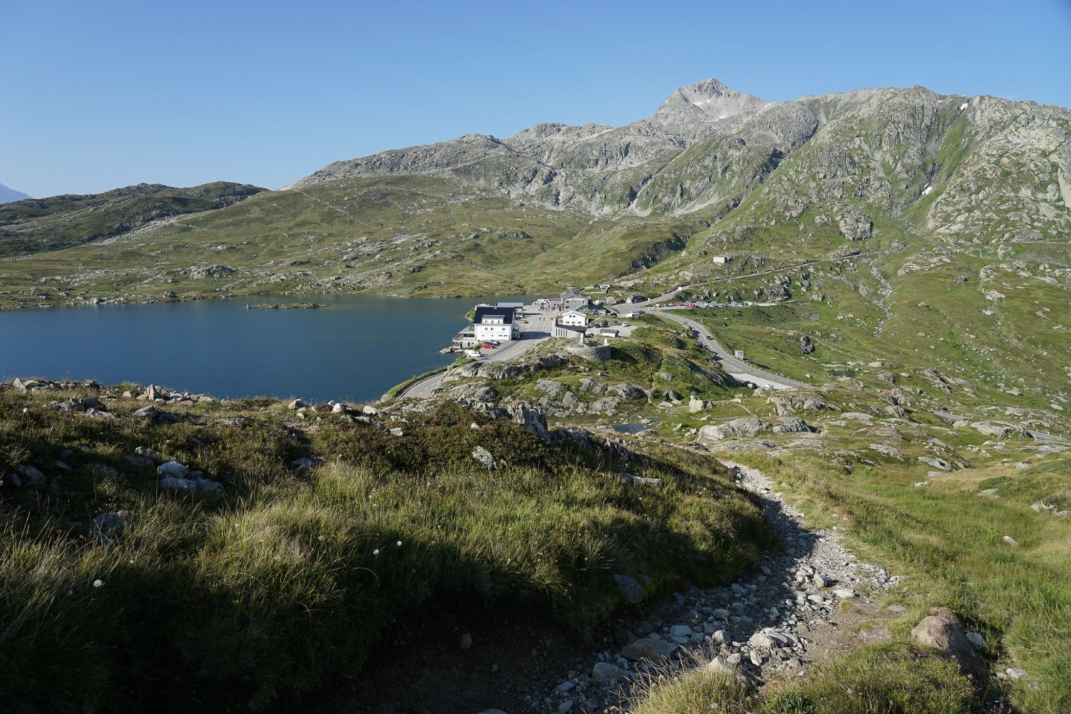 Vue sur le col du Grimsel, le Totesee et le Sidelhoren