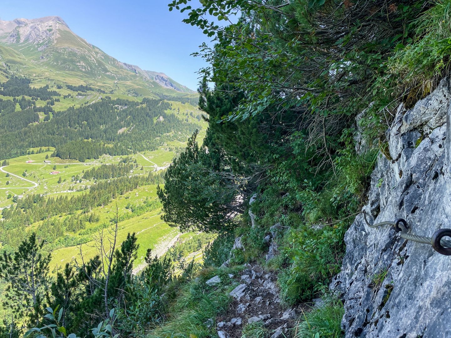 Par endroits, le chemin de randonnée de montagne est sécurisé par des chaînes.