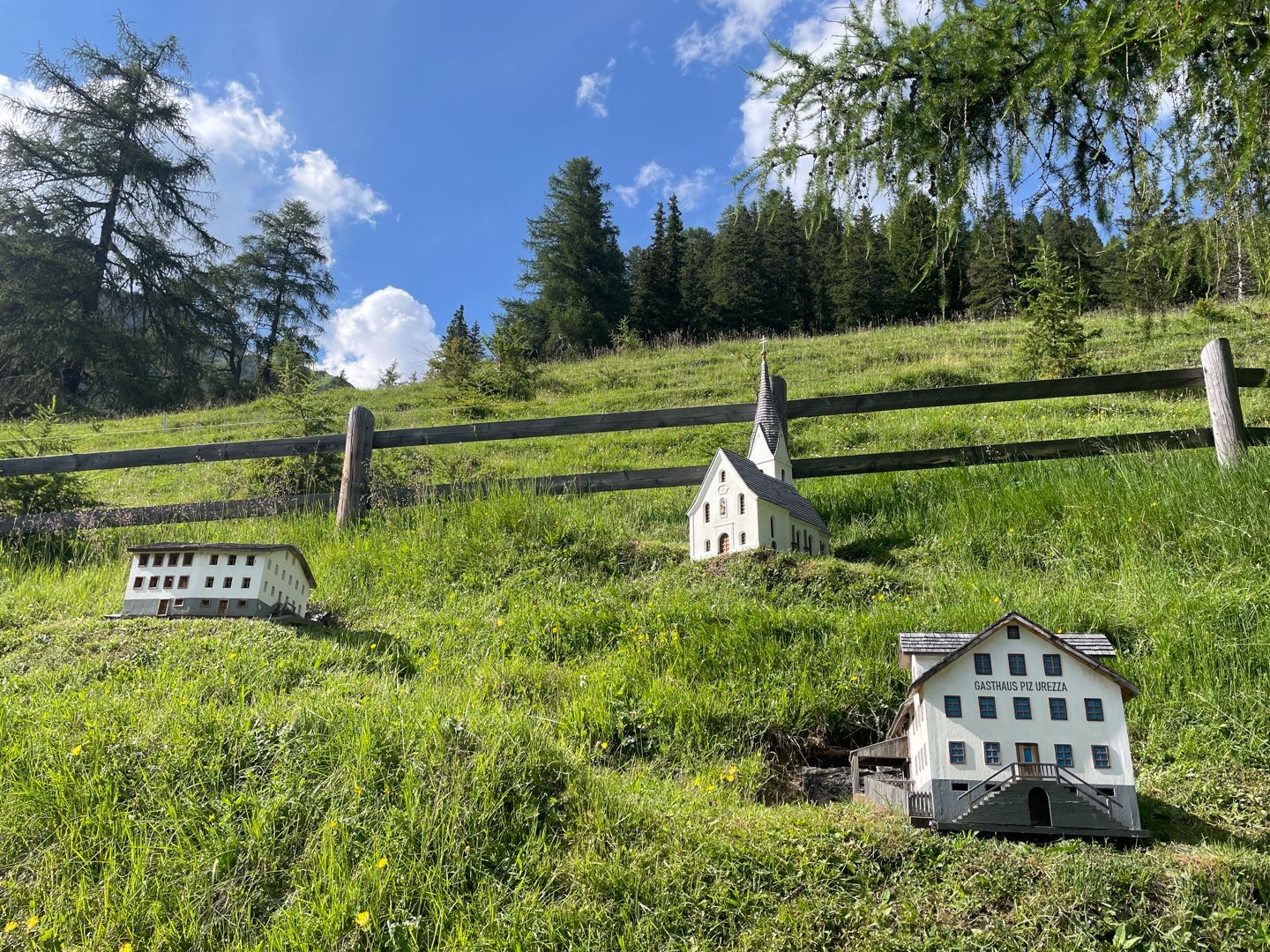 Les maisons miniatures le long du sentier culturel à la fin de la randonnée