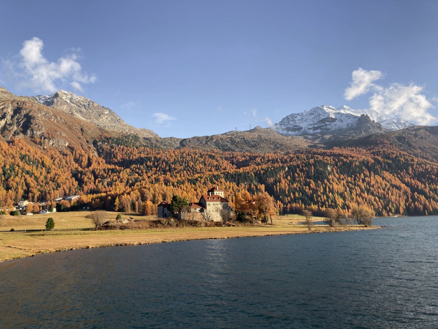 Le château Crap da Sass au bord du lac de Silvaplana
