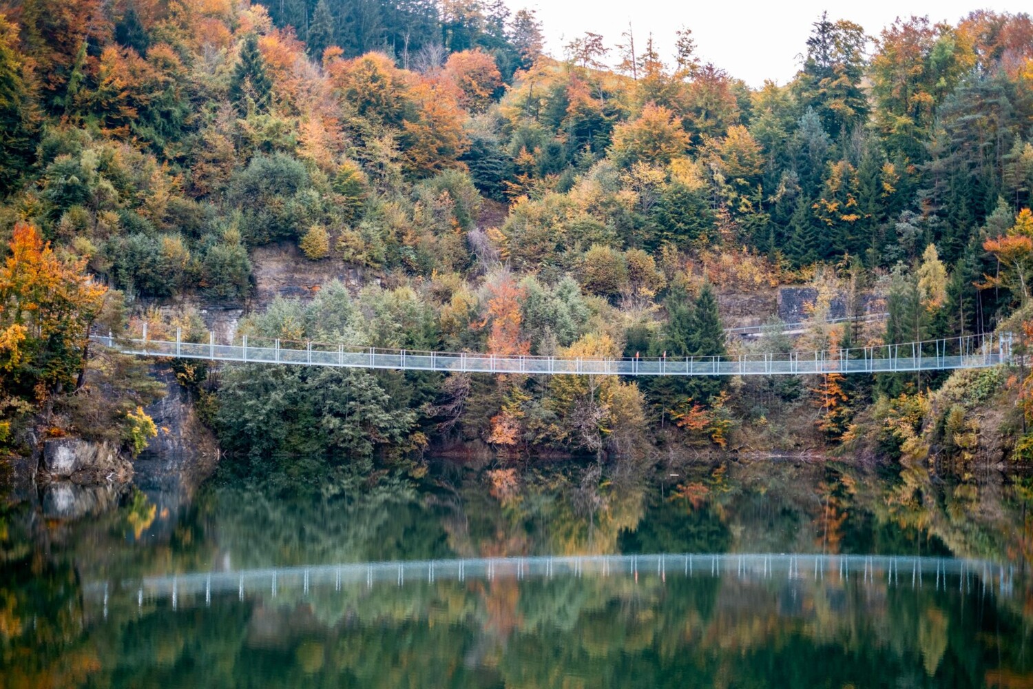Kurz vor dem ersten Kame überquert man diese Hängebrücke.