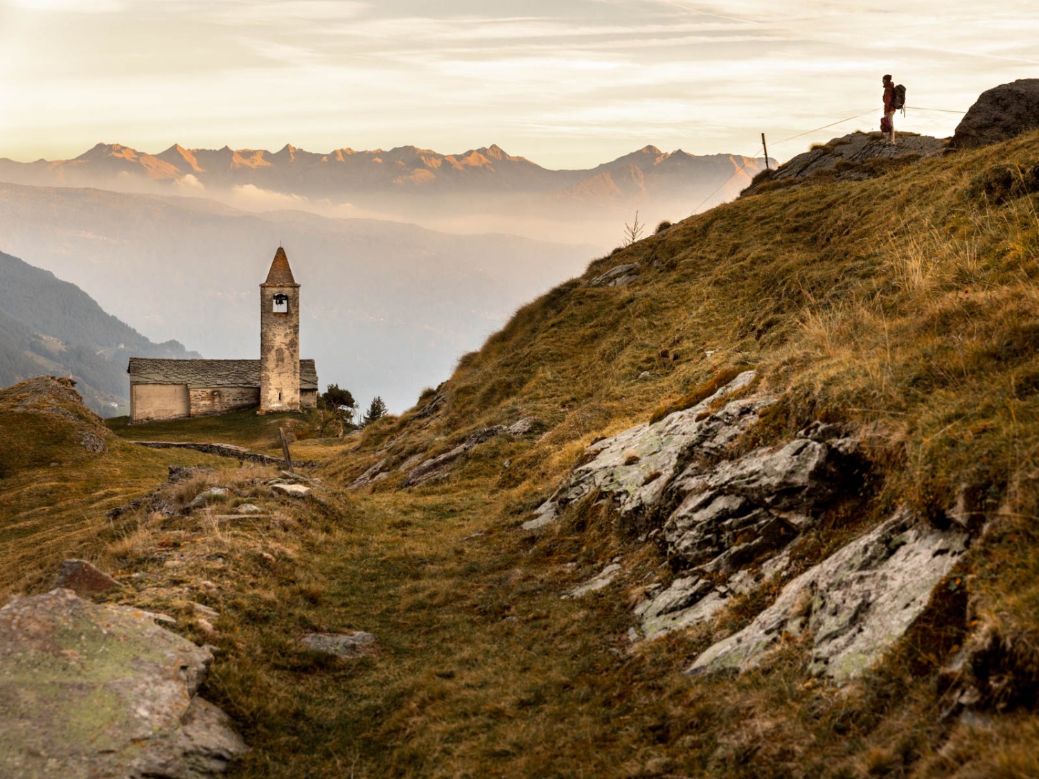 San Romerio in der Abendstimmung.
Die Steinkirche stammt aus dem 11. Jahrhundert. Bild: Severin Nowacki