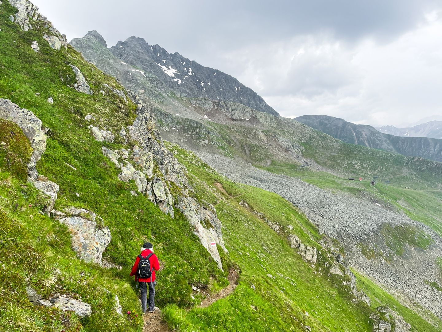Le chemin est étroit et un peu exposé en descente, mais il est bien aménagé.